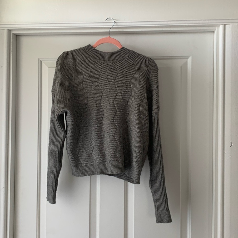 RAYA sweater gently used